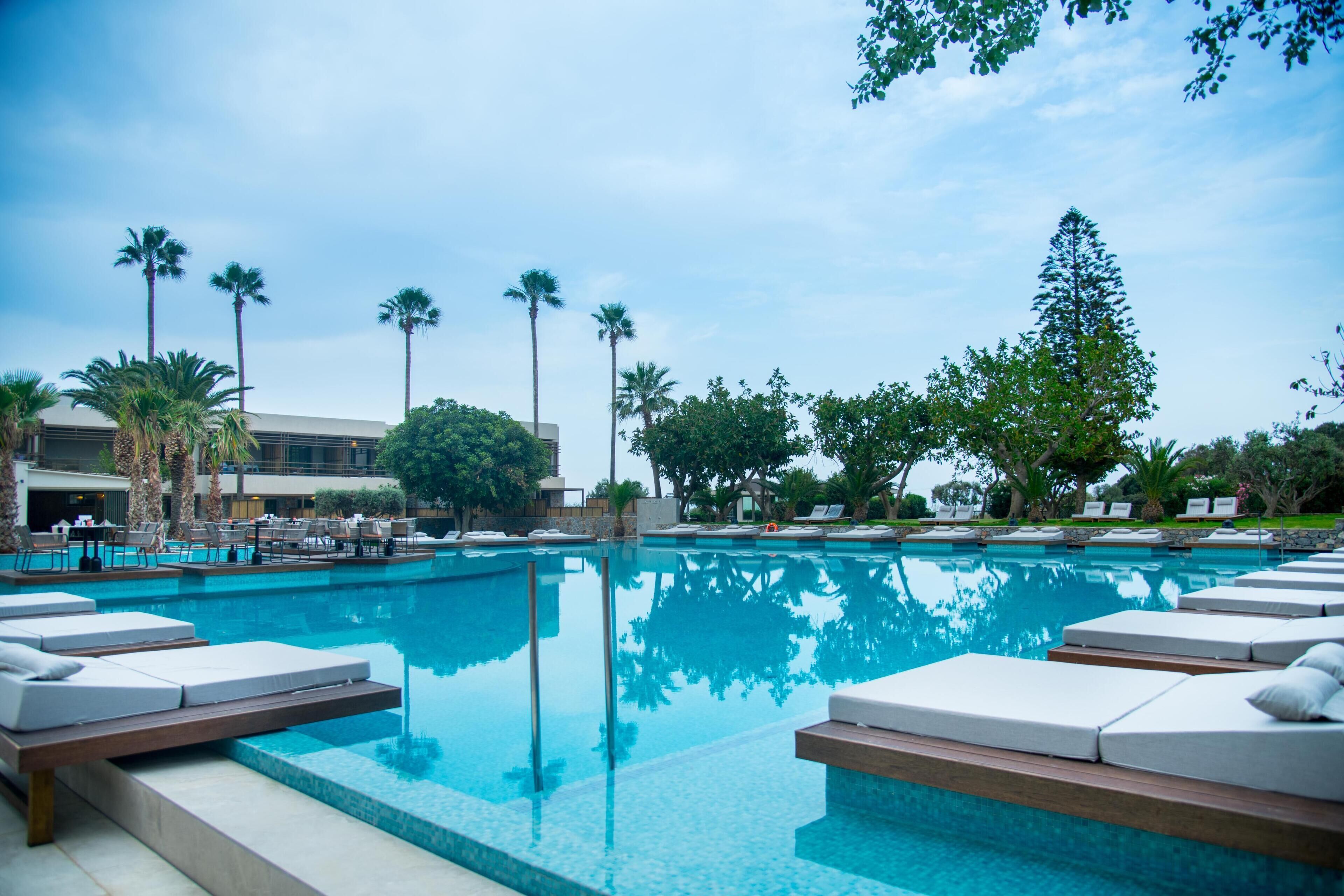 Außenpool, Sonnenschirme, Liegestühle