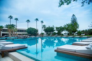 Piscina a l'aire lliure, para-sols i gandules 