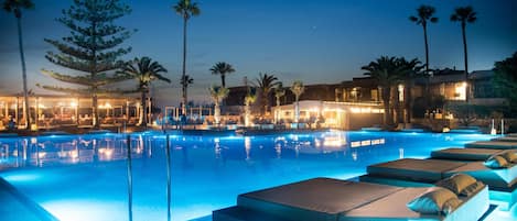 Utomhuspool, parasoller och solstolar