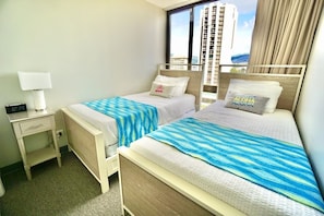 2 habitaciones, escritorio y tabla de planchar con plancha