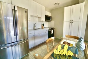 Réfrigérateur, four à micro-ondes, un four, surface de cuisson