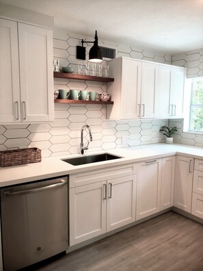 Fridge, microwave, oven, stovetop - Bay sunsets and dockage (Key Largo)
