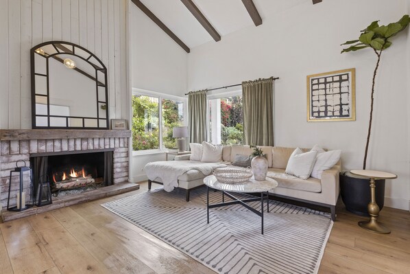 Smart TV, fireplace, ping pong, books