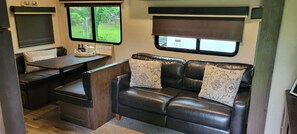 Televisión, reproductor de DVD y estéreo