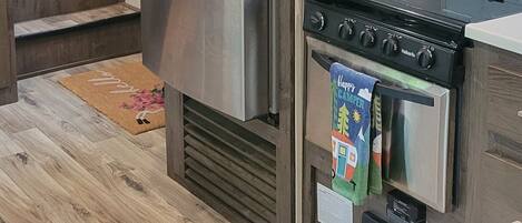 ثلاجة، ميكروويف، فرن، موقد طهي مسطح