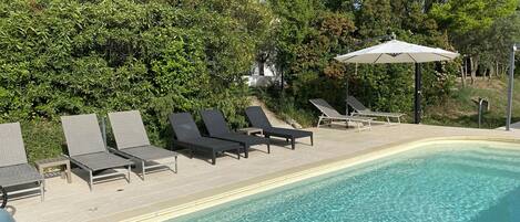 Utomhuspool och uppvärmd pool