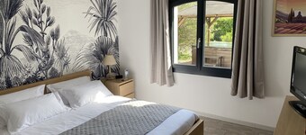 With family in Provence... Exceptional guest house with tennis, swimming pool, spa!