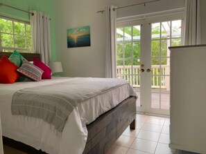 2 soverom, safe på rommet, strykejern/-brett og reiseseng for barn