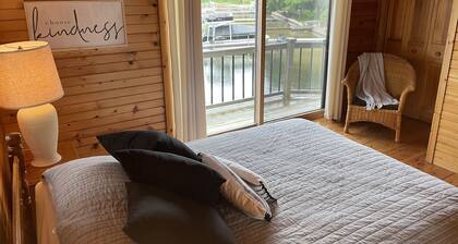 Upper Silver Lake, Beautiful 5 Bedroom Lake Front Log Cabin Style Home