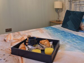 2 bedrooms, free WiFi, bed sheets - The Boat House at Tides Reach (Mersea Island, near Colchester)