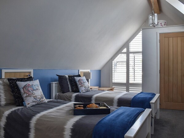2 bedrooms, free WiFi, bed sheets - The Boat House at Tides Reach (Mersea Island, near Colchester)