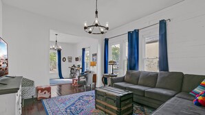 Un salon avec un canapé, une table basse et un tapis.