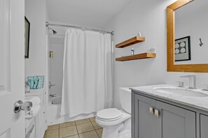 Combined shower/bathtub, towels, soap, shampoo - Charming 3 BR cottage in Humboldt - blocks from DT (Humboldt)