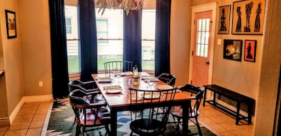 Charming 3 BR cottage in Humboldt - blocks from DT