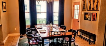 Charming 3 BR cottage in Humboldt - blocks from DT