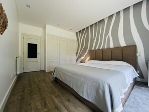 6 bedrooms, desk, iron/ironing board, free WiFi