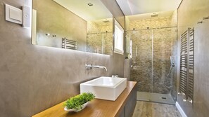 Shower, hair dryer, bidet, towels - Beautifull Secluted Luxury Villa Quinta da Marinha Cascais (Cascais)