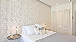 6 bedrooms, desk, iron/ironing board, travel cot