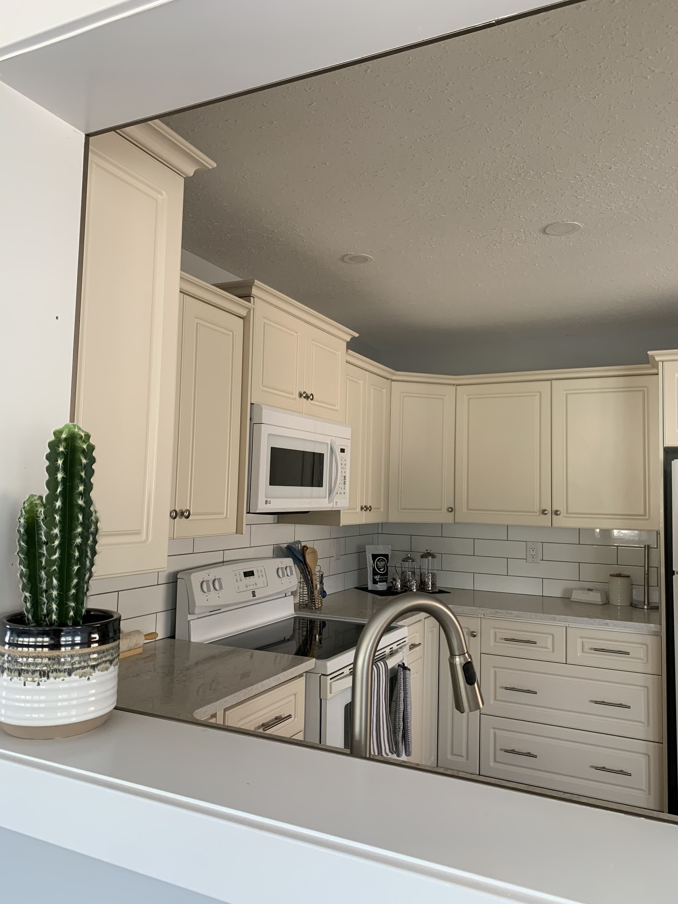 Kylskåp, mikrovågsugn, ugn och spishäll