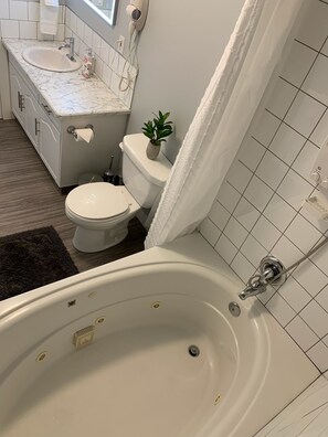 Ensemble douche/baignoire, baignoire à jets, sèche-cheveux