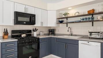 冰箱、微波炉、烤箱、炉灶