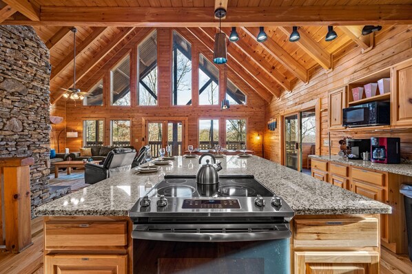 冷蔵庫、電子レンジ、オーブン、コンロ