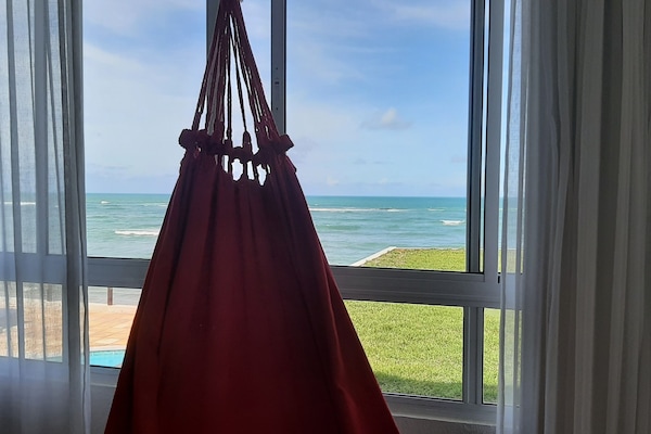 Ropa de cama hipoalergénica y caja de seguridad en la habitación