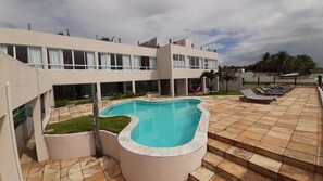 Outdoor pool, open 8:00 AM to 5:00 PM, pool umbrellas, sun loungers - Recanto Há Mar (Maceió)