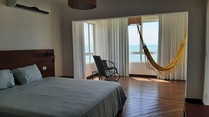 Panoramic Studio Suite, 1 King Bed | Hypo-allergenic bedding, in-room safe, desk, laptop workspace - Recanto Há Mar (Maceió)