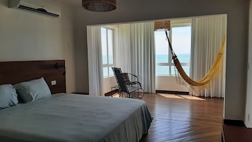 Panoramic Studio Suite, 1 King Bed | Hypo-allergenic bedding, in-room safe, desk, laptop workspace