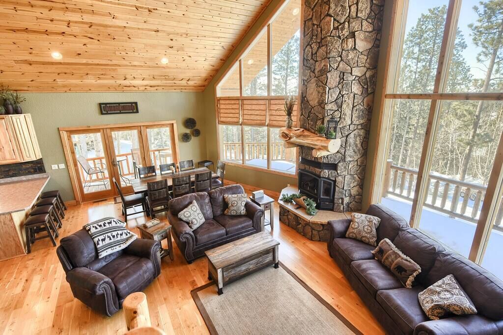 Una Smart TV, una chimenea, un reproductor de DVD, un futbolín