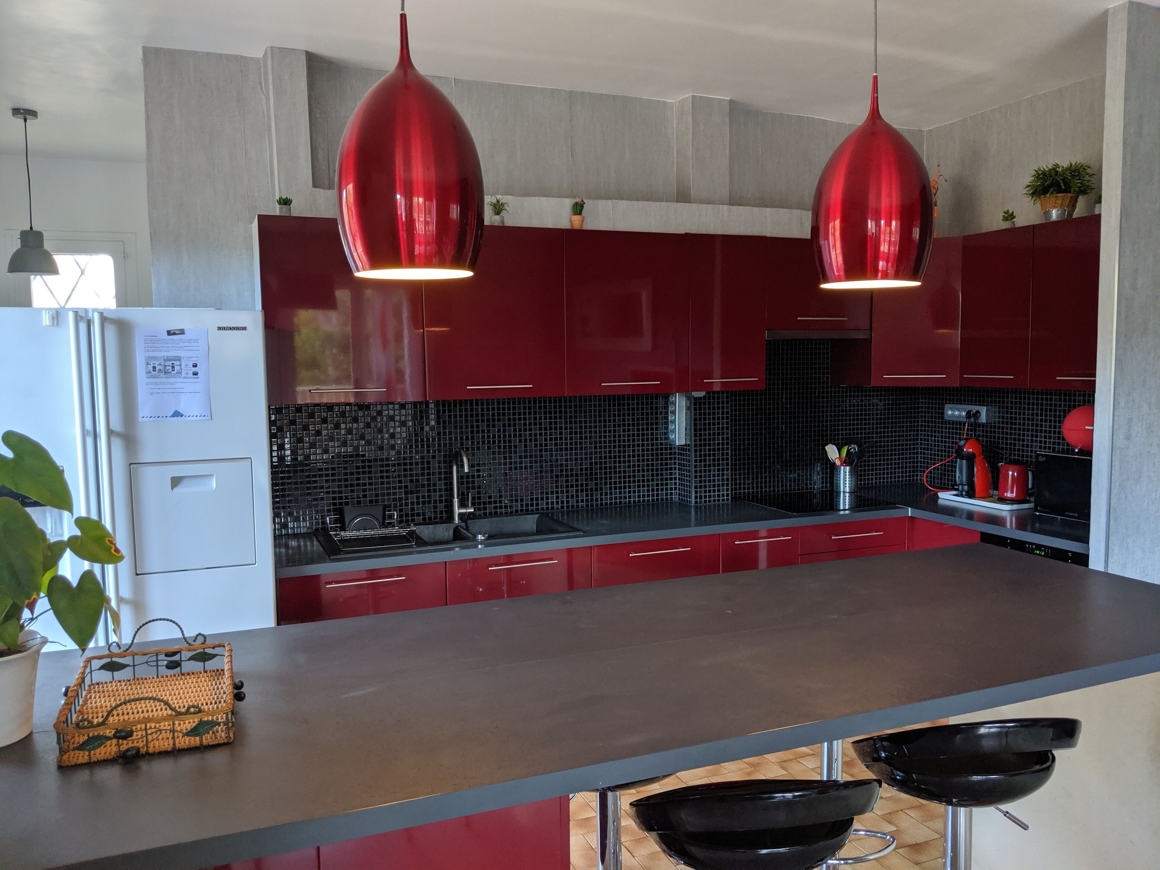 Réfrigérateur, micro-ondes, four, plaque de cuisson