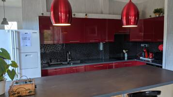 Réfrigérateur, micro-ondes, four, plaque de cuisson