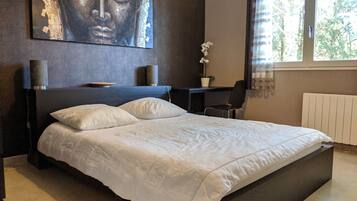 5 slaapkamers, een bureau, een strijkplank/strijkijzer, reisbedje