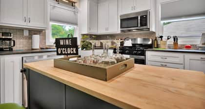 "The Fried Green Tomato" Family & Pet Friendly, QR Code Walk Thru, 1 night min.