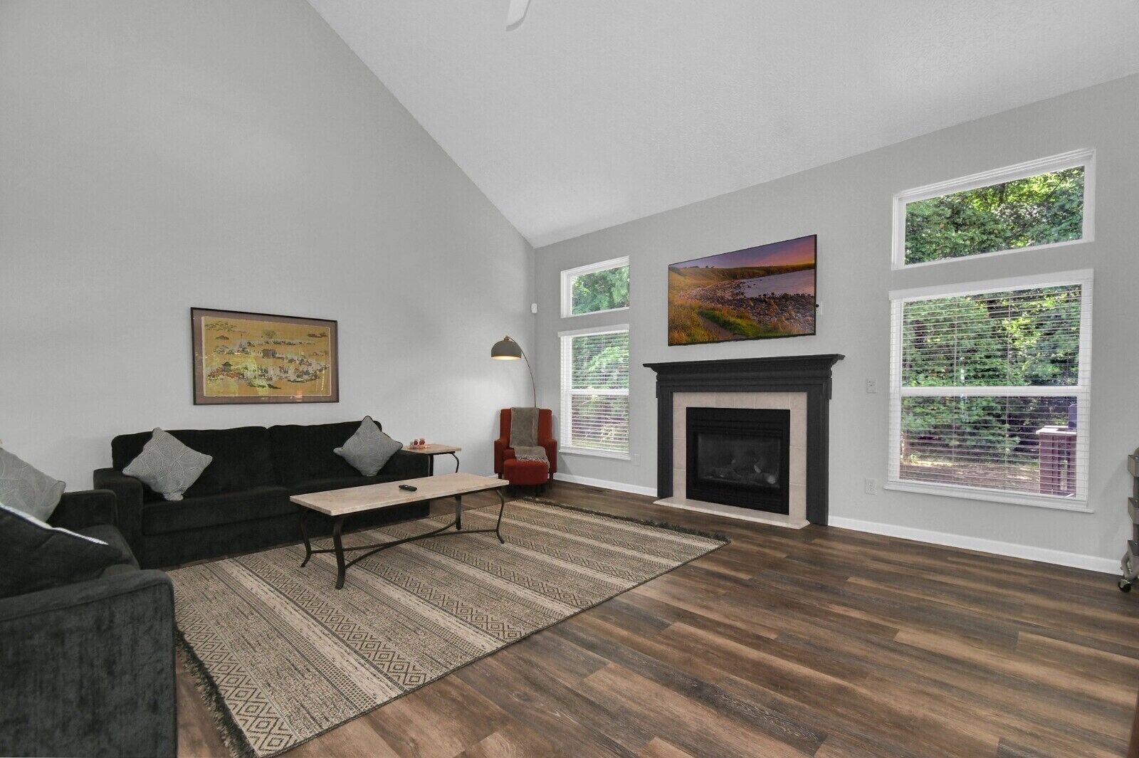 Een smart-tv en boeken