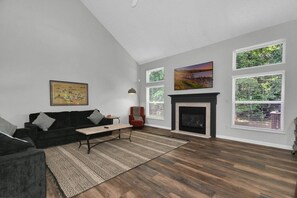 Smart TV, books - Spacious & Modern Home with everything you need! (Westerville)