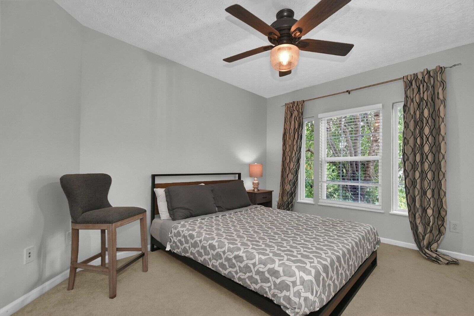 6 slaapkamers, een bureau, een strijkplank/strijkijzer, gratis wifi