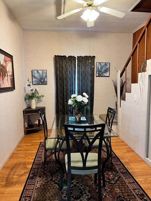 Dining - Comfy Clean & Cute (Marion)