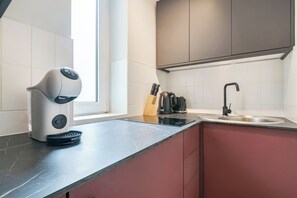 Réfrigérateur, micro-ondes, four, cafetière/bouilloire