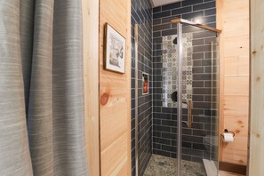 Douche, sèche-cheveux, serviettes fournies, savon