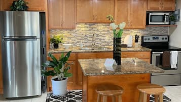 Réfrigérateur, micro-ondes, four, plaque de cuisson