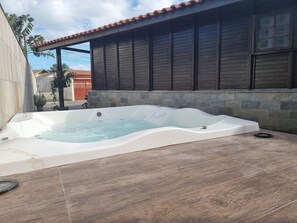 Chalet | Outdoor spa tub - Seu Chalé na praia! SPA com Hidro Aquecida, Fogueira, Piscina, Bilhar (Itanhaém)
