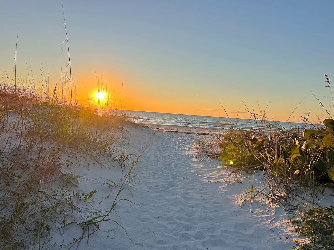 Beach nearby, sun-loungers, beach towels