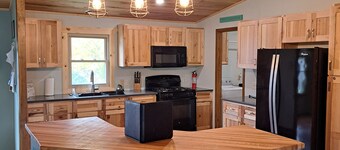 Kettle Moraine Lake House, Private Family Friendly Lakehouse Retreat Sleeps 8