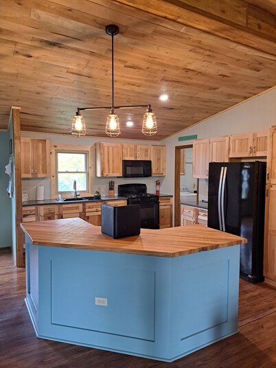 Kettle Moraine Lake House, Private Family Friendly Lakehouse Retreat Sleeps 8