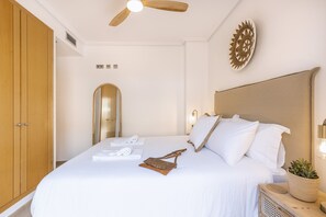 2 chambres, coffres-forts dans les chambres, fer et planche à repasser