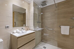 シャワー、ヘアドライヤー、タオル、トイレットペーパー