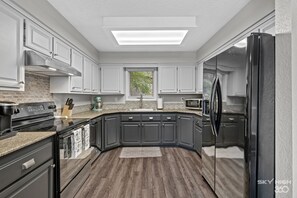 Fridge, microwave, oven, stovetop - ☆ THE BELLA ☆ Near Trailheads & Lakes ☆ Back Patio (Bella Vista)