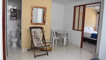 2 bedrooms, desk, WiFi